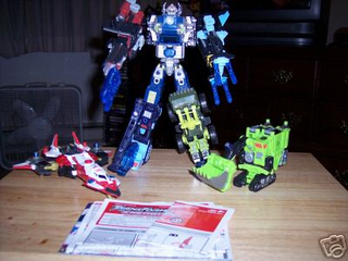 Illustration for article titled Vintage Transformers Kick New Transformers' Ass